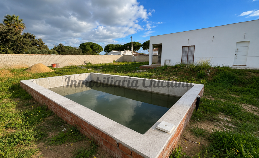 Chalet de Obra Nueva con Piscina en Zona Coquina, Chiclana. Parcela 1000 m2 con División Horizontal